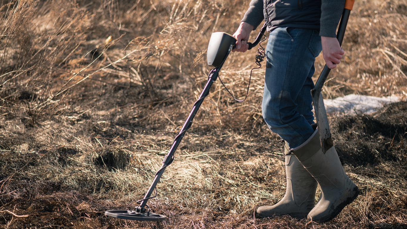 ritrovamento-chiusini-con-metal-detector